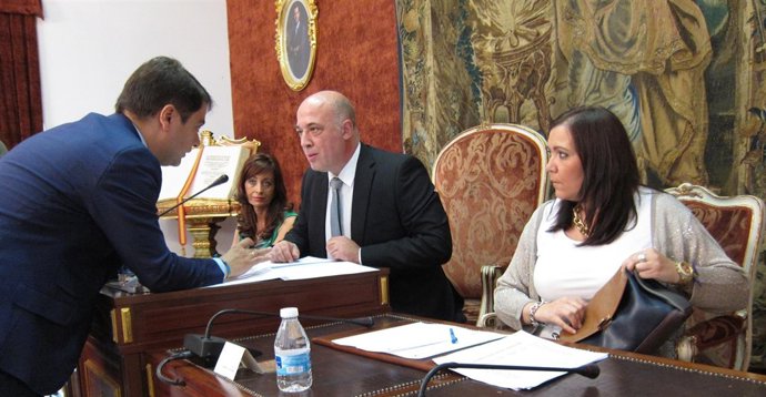 Antonio Ruiz habla con el secretario ante Felisa Cañete y Ana Carrillo