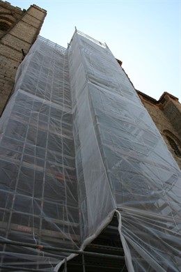 Andamios en la fachada occidental de la Catedral