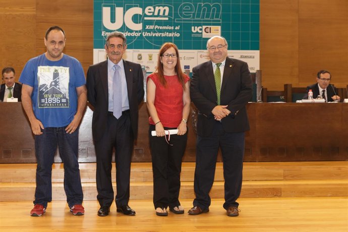 Revilla y el rector en la entrega de los Premios UC al Emprendedor Universitario