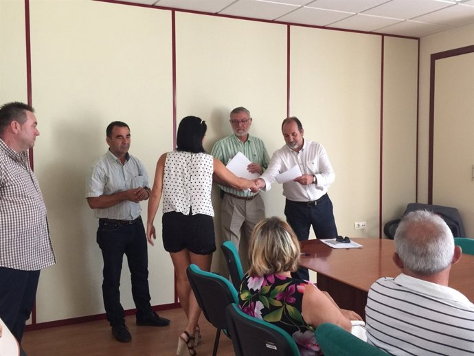 Ortiz Bono entrega una de las 19 ayudas por el granizo