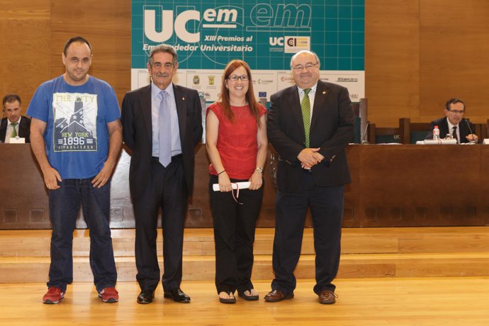 Revilla y el rector en la entrega de los Premios UC al Emprendedor Universitario