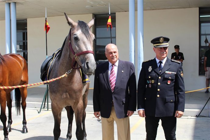 Antonio Rodríguez de la Borbolla entregando un caballo hispano-árabe a la caball