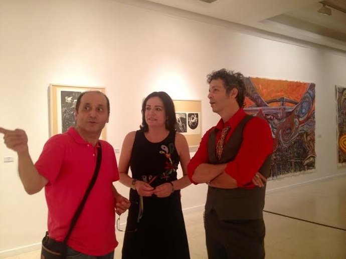 La diputada de Cultura en Huelva, Aurora Vélez, y el pintor Rafael Carbonell.