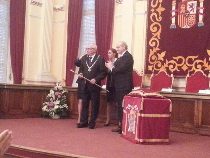 Imbroda recibe el bastón de mando de manos de Fernández Díaz