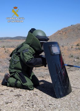 Un guardia civil TEDAX desactivando un explosivo
