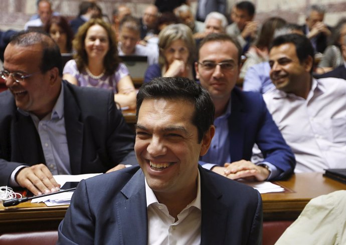 El primer ministro, Alexis Tsipras, junto a diputados de SYRIZA en el Parlamento