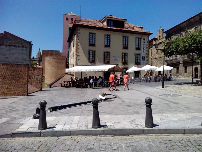 Farola caída en Cimavilla. 