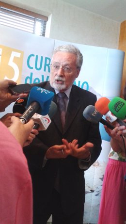 Maeztu hace declaraciones a los medios en Almería