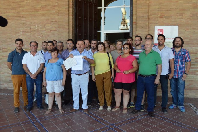 Representantes de IU en Sevilla, en la Delegación del Gobierno en Andalucía