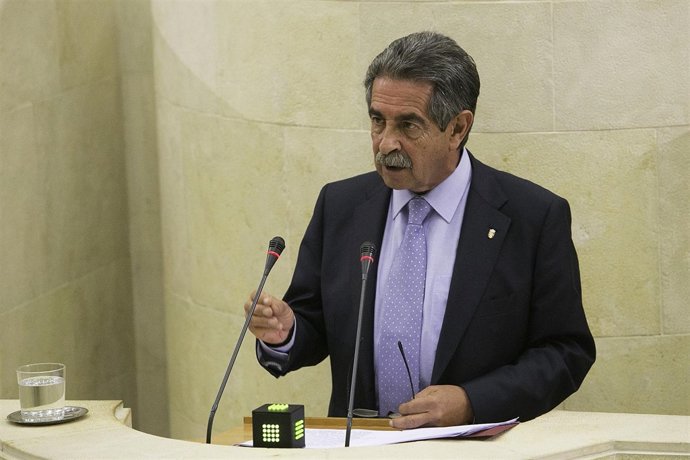 Comparecencia de Revilla en el Pleno del Parlamento