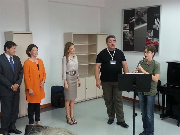 S. M. Doña Letizia con Michele Fraccelo, alumno de los cursos de verano