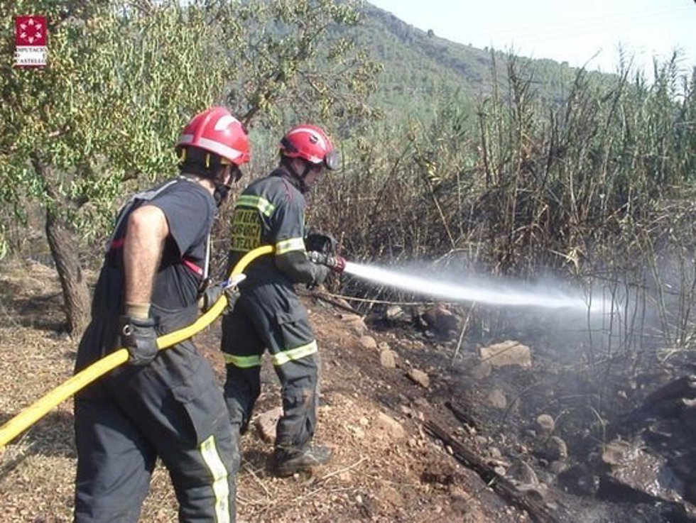 Trabajos de extinción en el incendio de Azuébar