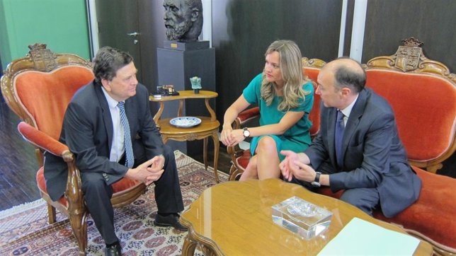 El rector de la UZ, Manuel López, y la consejera del ramo, Pilar Alegría