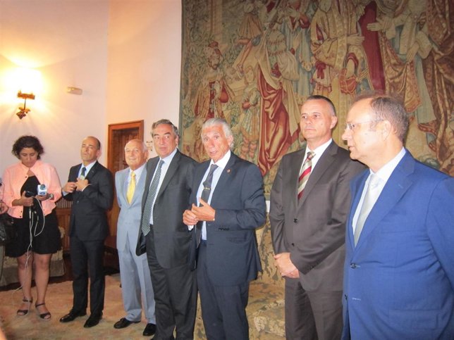 Rosell en su visita a Santiago con Alvariño y miembros de la CEG