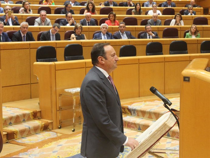Sanz toma posesión como senador por La Rioja