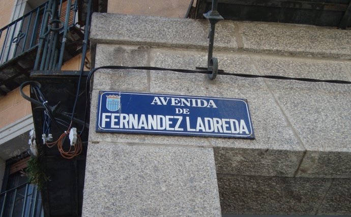 Placa con nombre franquista de una calle