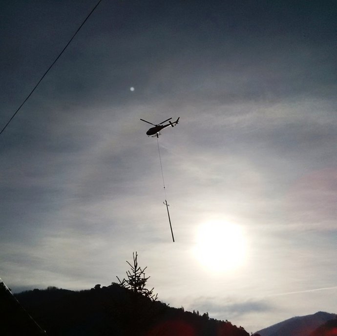 Endesa renueva una línea eléctrica en La Selva con helicóptero 