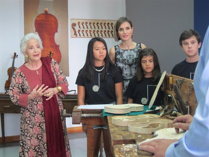 Teresa Berganza y la Reina en el taller de instrumentos.