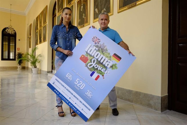 La concejala de Juventud, Elisa Pérez de Siles,presenta el programa Idioma Joven