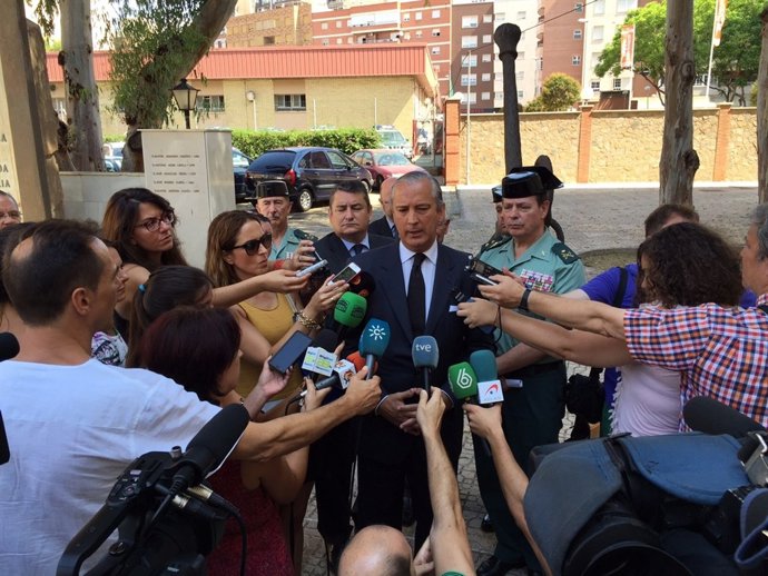 Arsenio Fernández de Mesa atiende a los medios en la Comandancia de Almería