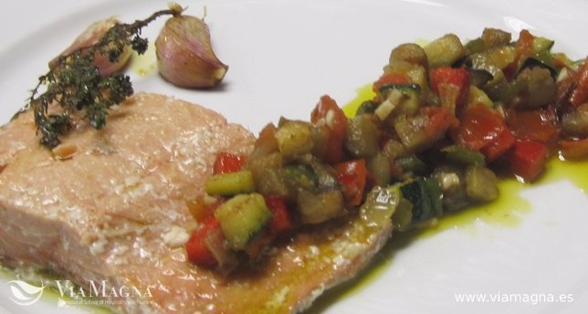 Receta de salmón confitado con pisto de verduras