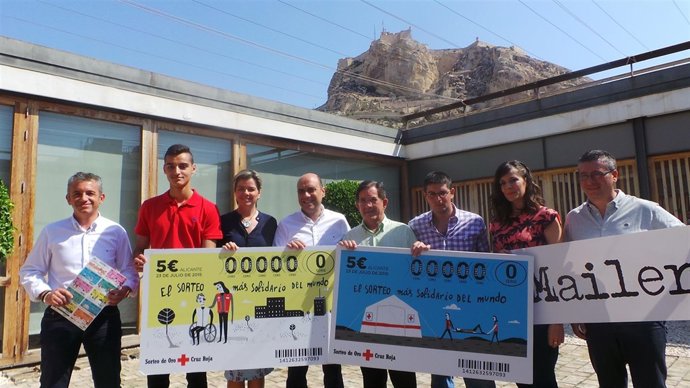 Echávarri con miembros de Cruz Roja en el patio de Alcaldía
