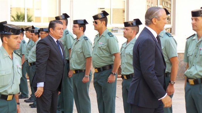 Sanz trasmite sus condolencias a los agentes en Almería junto a Fernández Mesa