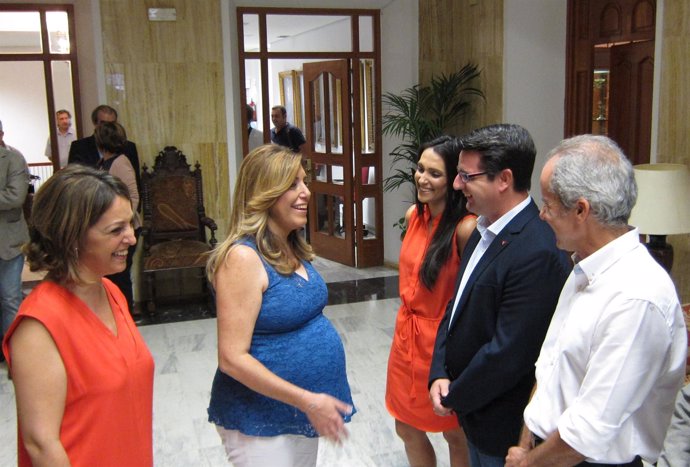 Susana Díaz, junto a la alcaldesa, saluda a los portavoces de PSOE, IU y Ganemos
