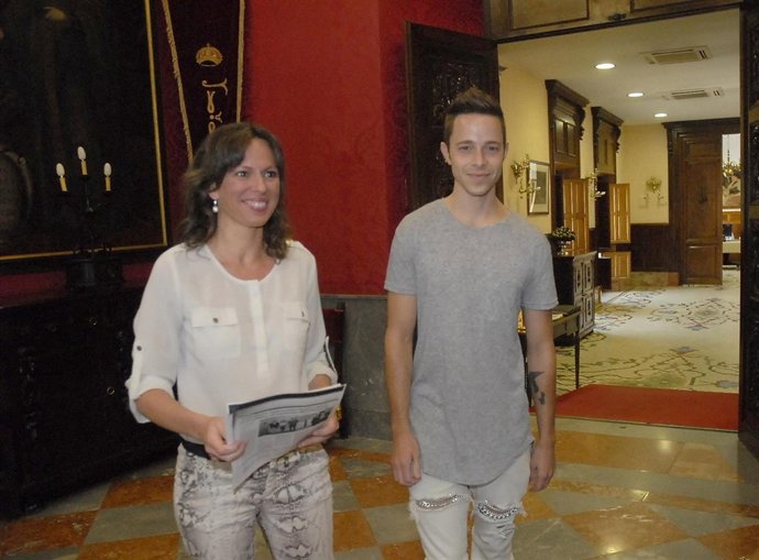 Presentación del rodaje del videoclip del artista candiense en Granada.