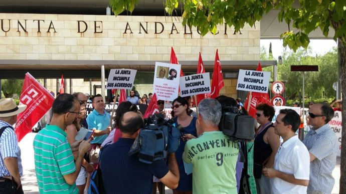 Concentración de trabajadores de consorcios escuela ante Torretriana