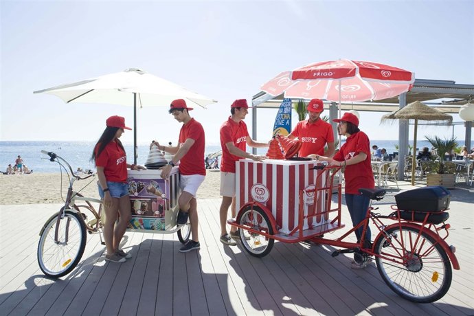 Empleados de Frigo en una playa
