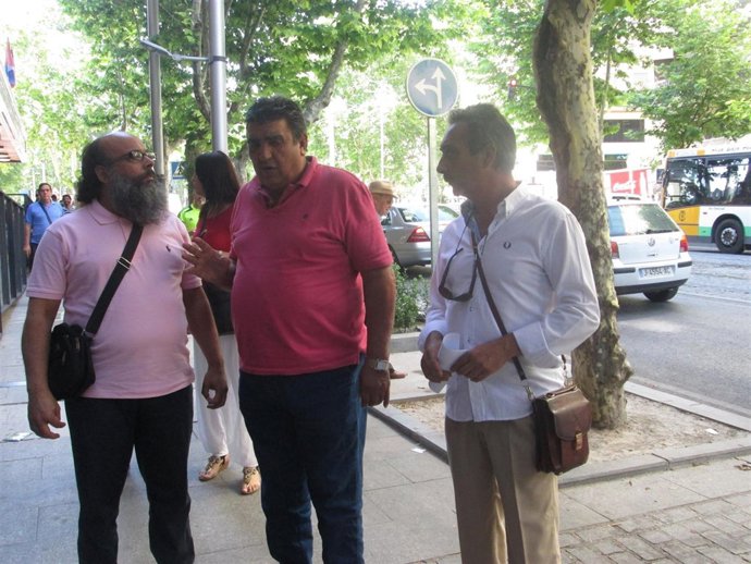 Foto archivo del portavoz de la familia, José Maldonado, con el tío de los niños
