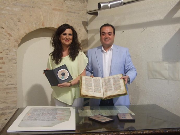 Entrega de la copia digitalizada del fuero de Sabiote