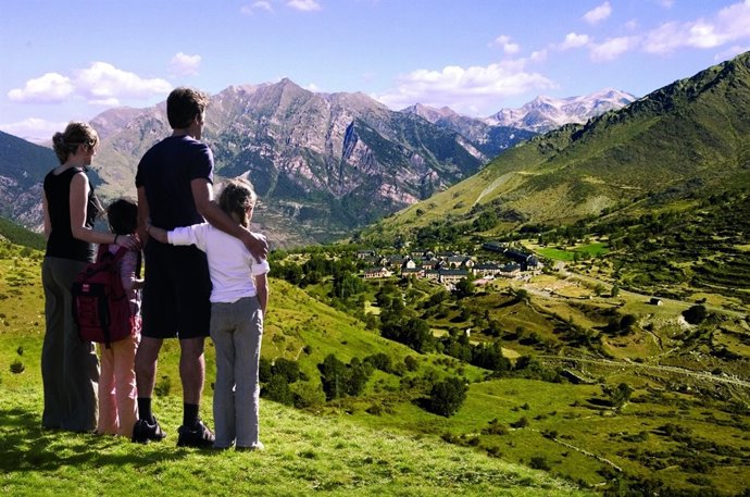 Boí Taüll En Verano, Pirineo, Turismo De Montaña