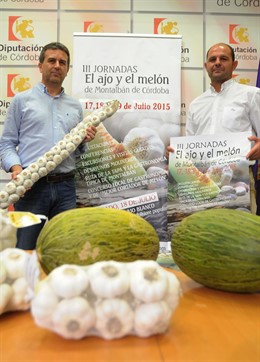 Sánchez y Ruz posan con los productos protagonistas de las jornadas