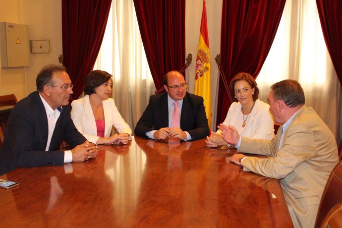 Imagen del encuentro de Sánchez con senadores