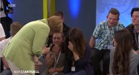 Merkel hace llorar a una niña palestina | Vídeo
