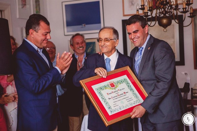 Alcalde de Vejer entregando premio a Francisco Basallote, acompañados de Sanz