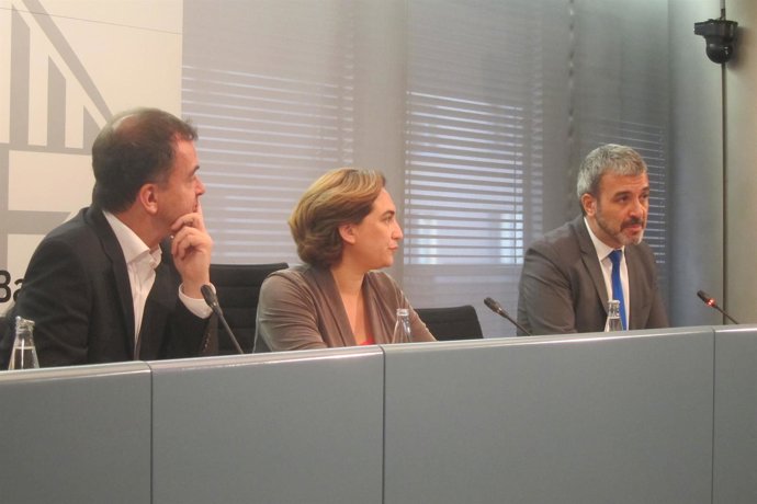 Alfred Bosch (ERC), Ada Colau (BComú) y Jaume Collboni (PSC)