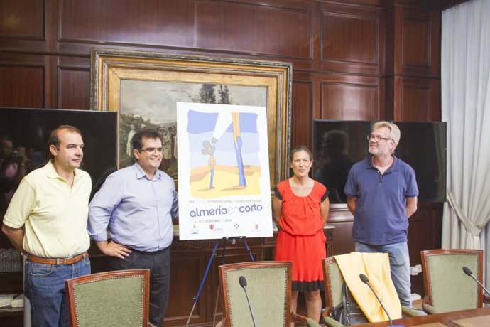 Iznaola, Rodríguez, Martínez y el autor Frans Bennekers, junto al logo
