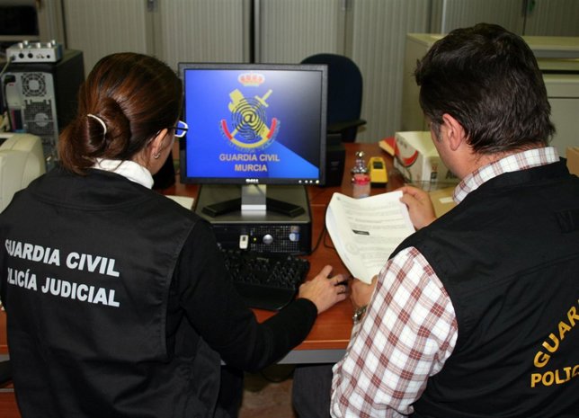Dos agentes de la Guardia Civil, en una foto de archivo