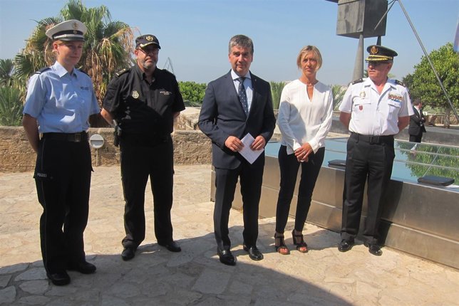 Ignacio Cosidó con los responsables policiales de Baleares