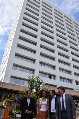 Edificio negro ya blanco usos múltiples Junta Montero Ruiz Espejo