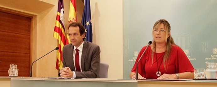 El portavoz del Govern, Marc Pons, y la consellera de Salud, Patricia Gómez