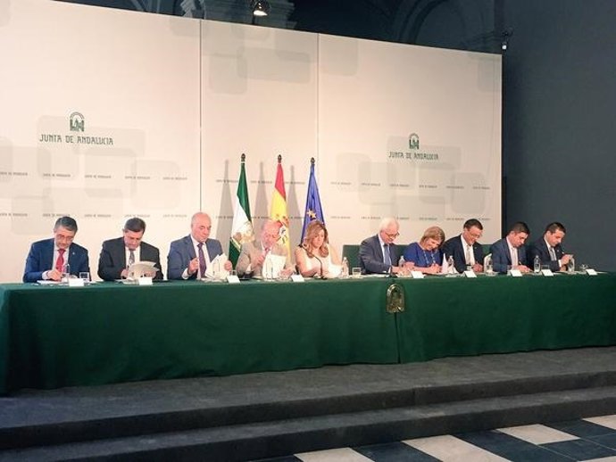 Susana Díaz firma convenios con presidentes de diputaciones