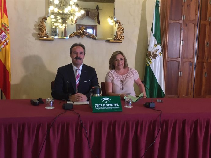 Valdivia y la jefa de Servicio Francisca María Pérez, en rueda de prensa