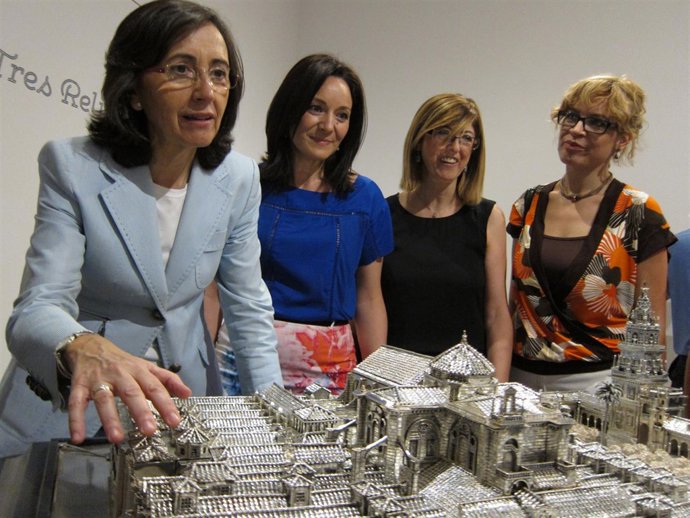 Aguilar (izda.) obserba una replica en plata de la Mezquita en el Arqueológico