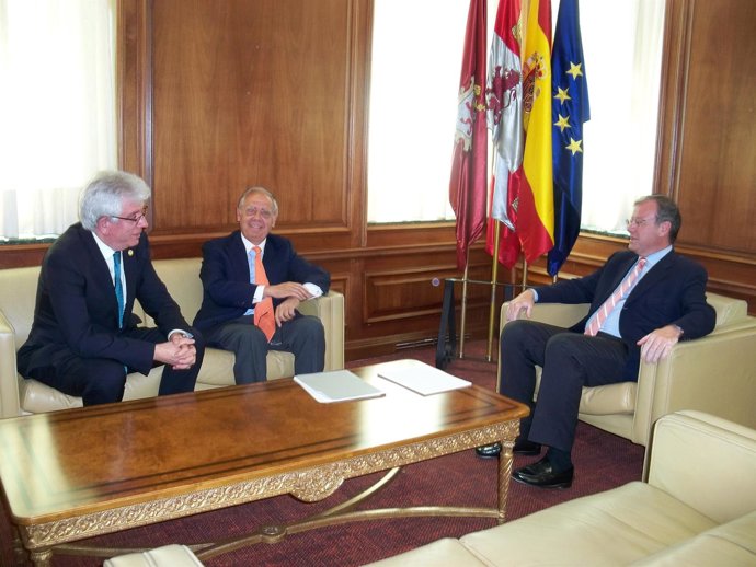 Hermida (i), Esteban (c) y Silván (d)