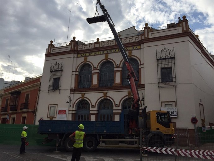 Se está procediendo al desmontado de la cubierta en la zona de espectadores.