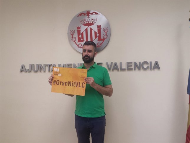 Pere Fuset con el cartel promocional de la Gran Nit de Juliol